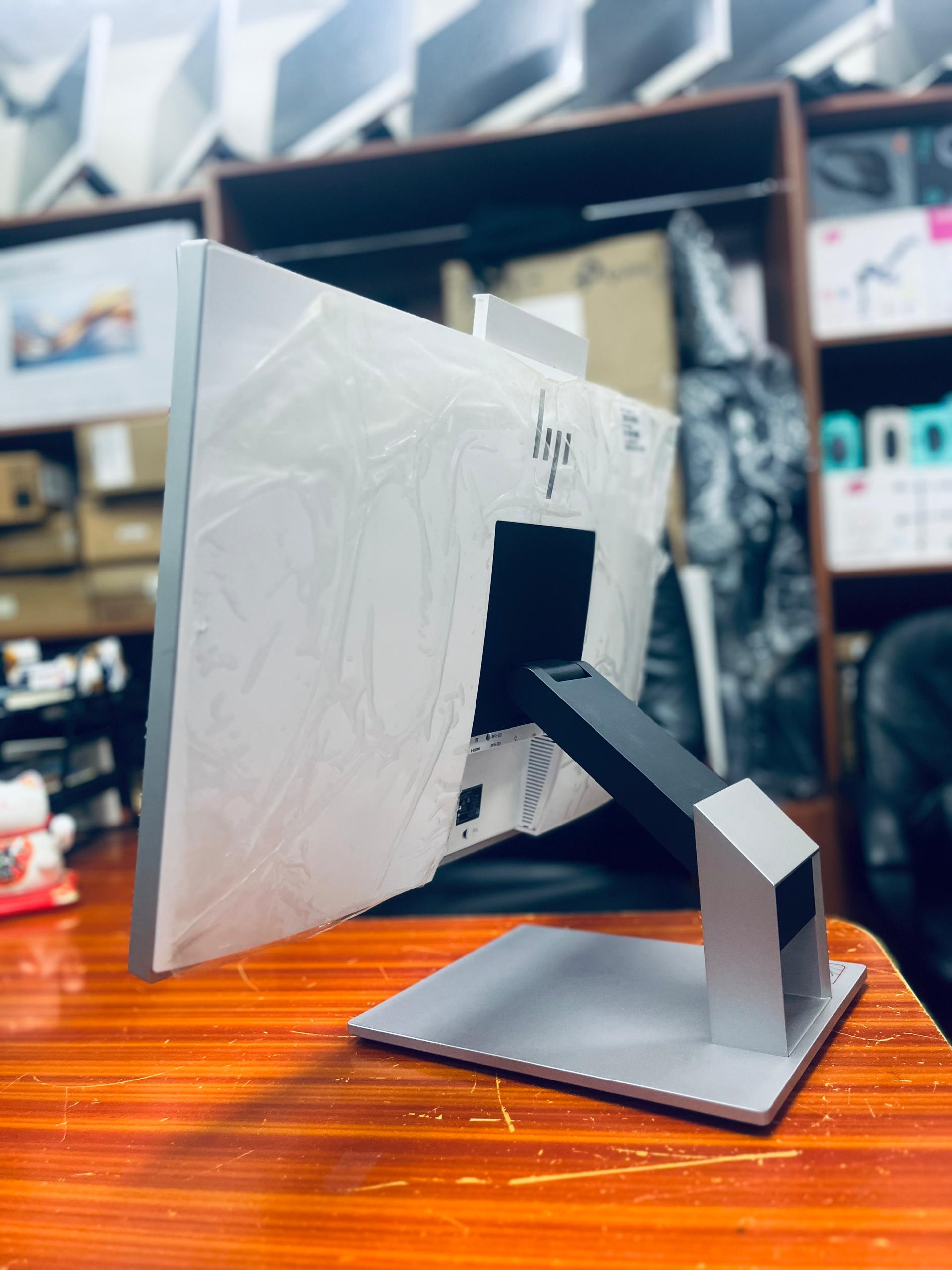 HP All-in-One desktop computer 24-inch full HD screen, 6th-generation Intel processor, and fingerprint reader